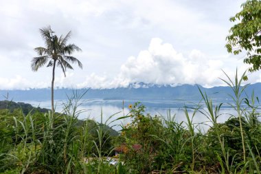 Batı Sumatra 'daki doğal manzara. Güzel gölleri ve tepeleri var.