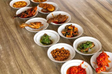 Tipik Minangkabau yemekleri restoranda bir masada servis edilir.