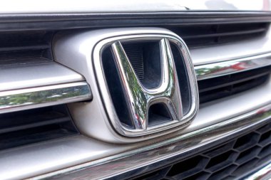 Riau, Endonezya - 02 Nisan 2025: Gümüş arabanın önünde Honda amblemi