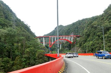 Batı Sumatra, Endonezya - 2 Nisan 2025: İkonik üstgeçişi ile Kelok 9 veya 9 keskin yolu.