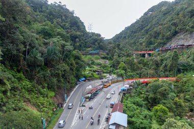 Batı Sumatra, Endonezya - 2 Nisan 2025: Batı Sumatra, Payakumbuh 'da yer alan Kelok 9 veya 9 keskin virajın görüntüsü. Riau ve Batı Sumatra 'yı birbirine bağlayan tarihi bir yol..