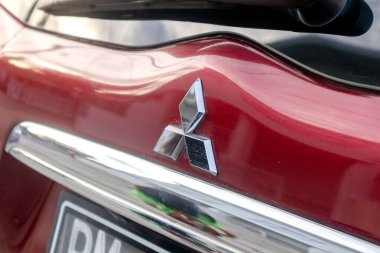 Batı Sumatra, Endonezya - 3 Nisan 2025: Kırmızı bir SUV arabasının arkasında Mitsubishi amblemi