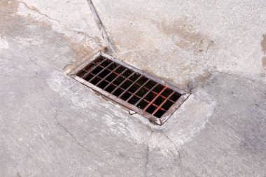 Beton bir yolda bir su kanalı.