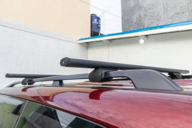 SUV arabasının çatı rafı. Kırmızı bir araba..