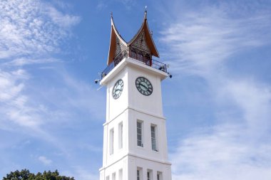 Batı Sumatra, Endonezya - Nisan 04, 2025: Jam Gadang adında bir saat kulesi, Bukittinggi şehrinin turistik merkezi.