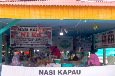 Batı Sumatra, Endonezya - 4 Nisan 2025: Bukit Tinggi 'deki geleneksel Minangkabau gıda tezgahı