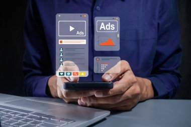 Dijital pazarlama sosyal medya ve online reklam konsepti. Adam akıllı telefonunda sosyal medyada reklam görüyor..