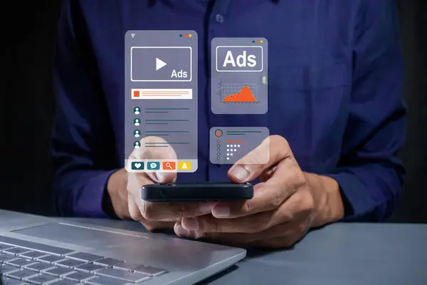 Dijital pazarlama sosyal medya ve online reklam konsepti. Adam akıllı telefonunda sosyal medyada reklam görüyor..