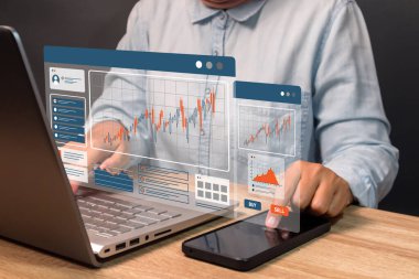 Bir kadın dizüstü bilgisayarında borsa, kripto para birimi veya veri tabloları analiz eder ve akıllı telefonuyla hisse senedi alıp satar.