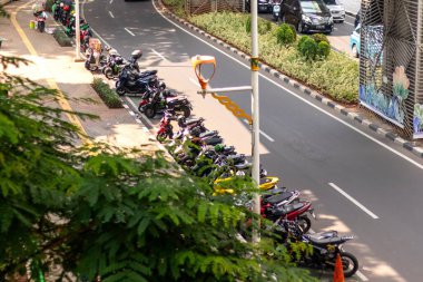 Jakarta, Endonezya - 4 Mayıs 2025: Motosikletler Blok M bölgesinde, Güney Jakarta 'da yol kenarına park edildi
