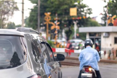 Jakarta, Endonezya - 02 Mayıs 2025: Güney Jakarta 'daki demiryolu kavşağında araba ve motosiklet durağı