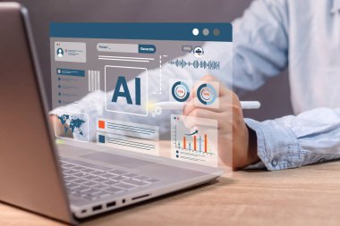 Bilgisayarda görüntü oluşturucu, video oluşturucu ya da metin oluşturucu olarak yapay zeka teknolojisi kullanan bir kadın