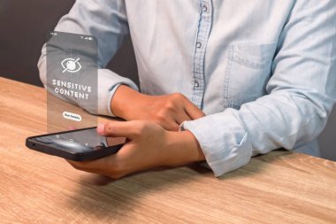 Akıllı telefondan sosyal medyada kısıtlı içerik veya açık içerik. Akıllı telefon ekranında göz göze geldik.. 
