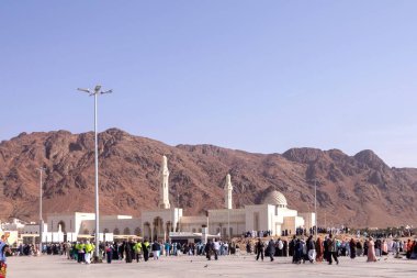 Madinah, Suudi Arabistan - 19 Aralık 2024: Arka planda Uhud Dağı olan Uhud bölgesindeki Sayed Al-Shuhada Camii manzarası. Kalabalık..