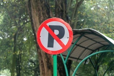 Arka planda yemyeşil ağaçlar olan park yeri yok