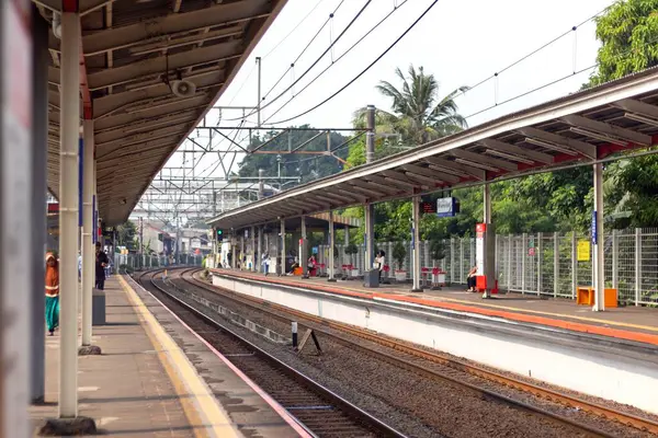 Jakarta, Endonezya - 7 Haziran 2025: Jakarta 'da bir banliyö tren istasyonunun görüntüsü. Lenteng Agung İstasyonu, Güney Jakarta.