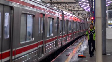Jakarta, Endonezya - 07 Haziran 2025: Jakarta 'daki bir istasyonda elektrikli tren vagonunun görüntüsü