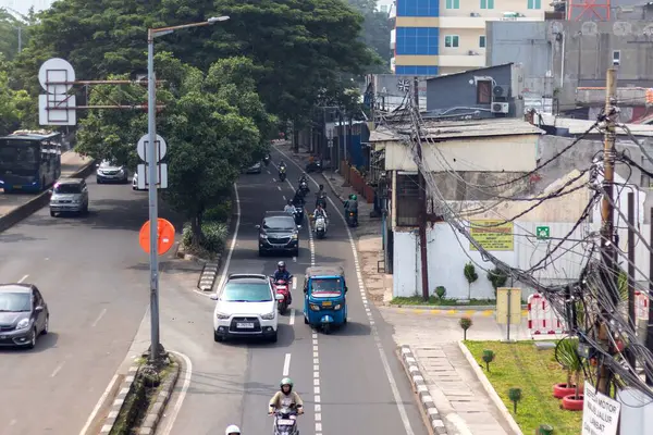 Jakarta, Endonezya - 7 Haziran 2025: Jakarta 'da hızlı şeritli ve yavaş şeritli otoyol