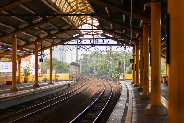 Jakarta, Endonezya - 7 Haziran 2025: Jakarta 'da bir banliyö tren istasyonunun görüntüsü. Cikini tren istasyonu..