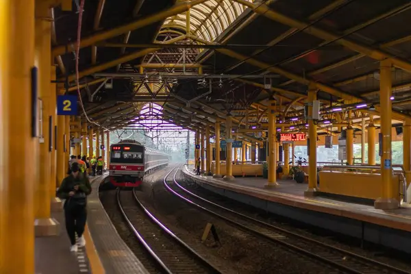 Jakarta, Endonezya - 07 Haziran 2025: Banliyö treni Cikini istasyonuna varıyor. Jakarta 'da toplu taşımacılık.