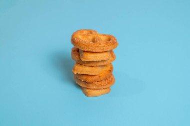 Mavi arka planda bir yığın tatlı kurabiye