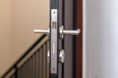 Yatak odası kapı kolunu kapat ve yatak odasının kapısını aç.