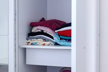 Giysiler dolapta katlandı.