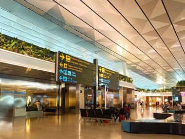 Jakarta, Endonezya - 13 Temmuz 2025: Soekarno Hatta Uluslararası Havalimanı Terminal 3 'teki atmosfer çok dilli yön işaretleriyle
