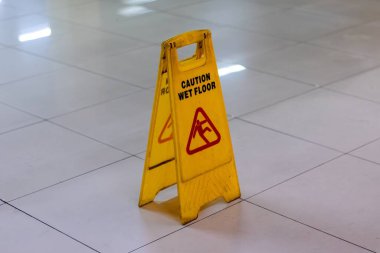 Uyarı ıslak tabela halka açık alanda. Islak zemin uyarısı ve uyarı işareti.