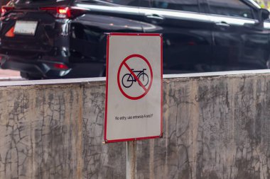 Yaya yollarında bisiklet kullanılmasını yasaklayan bir tabela