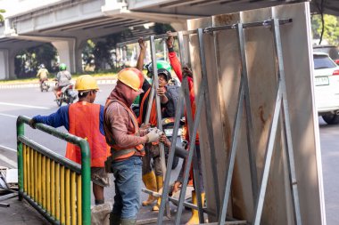 Jakarta, Endonezya - 2 Ağustos 2025: Yol kenarında çalışan güvenlik ekipmanı giyen bir grup proje çalışanı