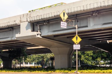 Jakarta, Endonezya - 2 Ağustos 2025: Otoyol kenarında tehlike veya uyarı işareti olan bir trafik levhası. Hızı azaltmak için uyarıları olan bir trafik işareti.