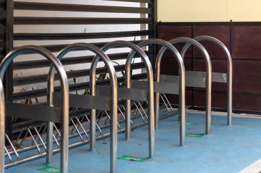 Boş bir bisiklet park yeri. Birkaç bisiklet için park alanı.