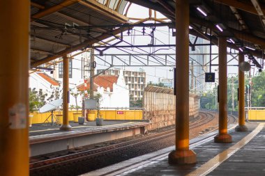 Jakarta, Endonezya - 10 Ağustos 2025: Jakarta 'da bir banliyö tren istasyonunun görüntüsü. Gondangdia İstasyonu.