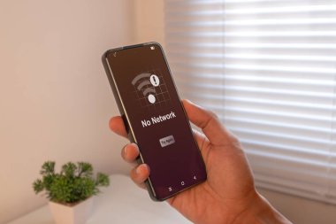 Şebeke yok, internet erişimi yok ya da kötü bağlantı kavramı yok. Ağ Bildirimi Yok ile el ele tutuşan cep telefonu.