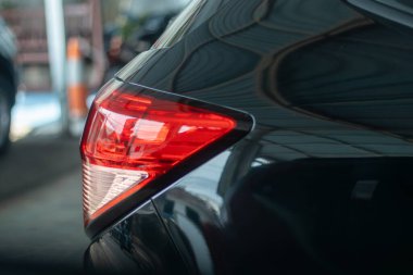 Modern bir arabanın arka ışığı. Siyah araba stop lambası..