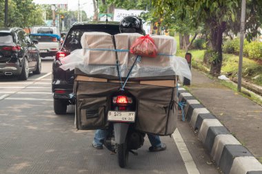 Jakarta, Endonezya - 23 Eylül 2025: Mal taşımak için sepeti olan bir motosiklet