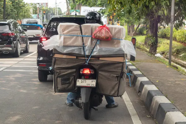 Jakarta, Endonezya - 23 Eylül 2025: Mal taşımak için sepeti olan bir motosiklet
