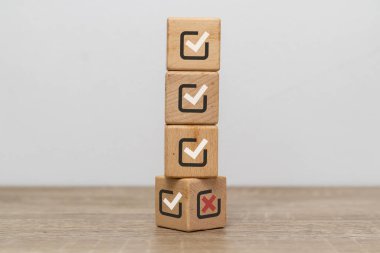 Tahta blokları işaretle. Değerlendirme, anket, çevrimiçi anket veya iş değerlendirme kavramı.