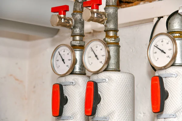 Sistema Controle Água Quente Com Termômetros Hidráulicos Uma Casa Particular — Fotografia de Stock