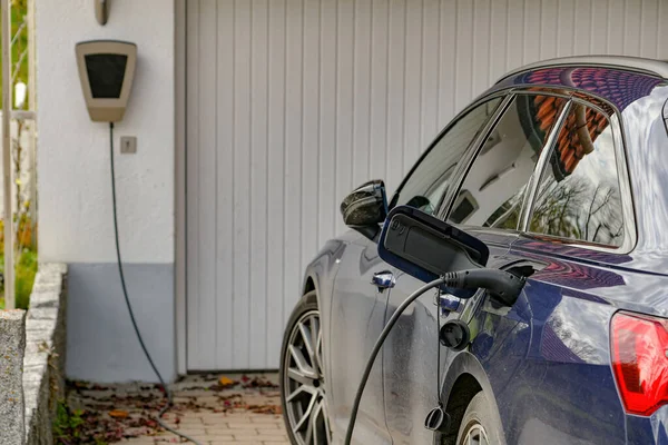 Autonomous refueling station for electric cars in a private house.