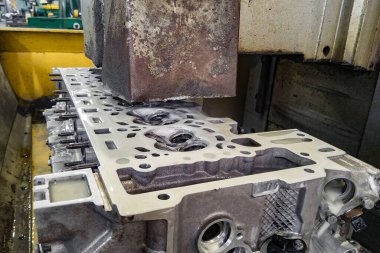Yüzey öğütücüsünde altı silindirli bir motorun kafasını öğütmek. İç yanmalı motor tamiri.
