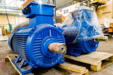 Yeni büyük elektrik motorları kurulum için fabrikaya getirildi.