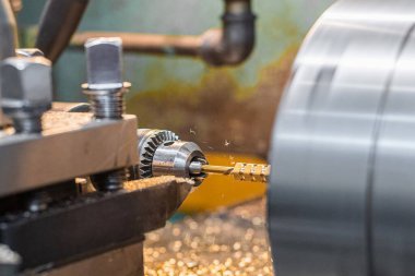 Torna tezgahında bronz altıgen.