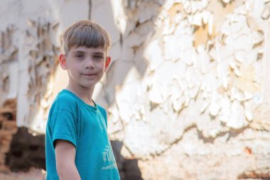 Askeri ve askeri çatışmalar bölgesinde terkedilmiş ve imha edilmiş bir binada çocuklar. Evsiz çocukların sosyal sorunları kavramı. Aşamalı fotoğraf.