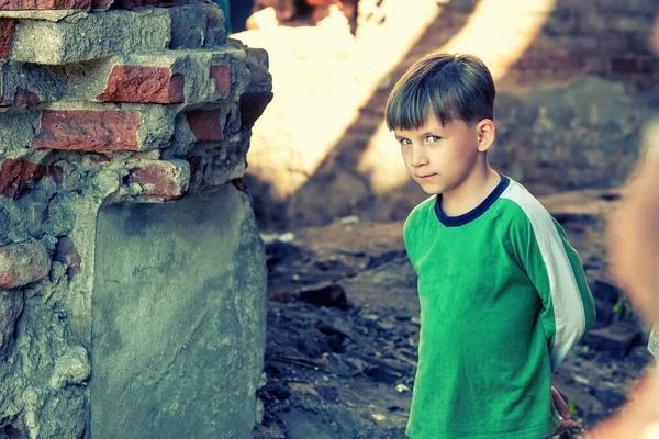 Szegények Boldogtalan Árva Fiú Áll Egy Romos Épület Néz Veszély — Stock Fotó