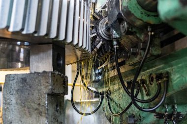 Petrol soğutmalı bir dişli kesme makinesinin dişini üretip keserek..