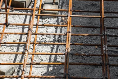 Oda inşaatı temelinde metal bağlantı elemanından bir çerçeve.