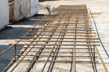 Oda inşaatı temelinde metal bağlantı elemanından bir çerçeve.