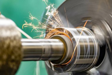 Silindirik öğütücüdeki deliği soğutucuyla öğütmek..